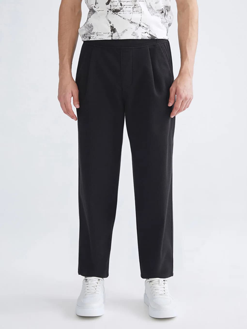 American Eagle Trousers hover
